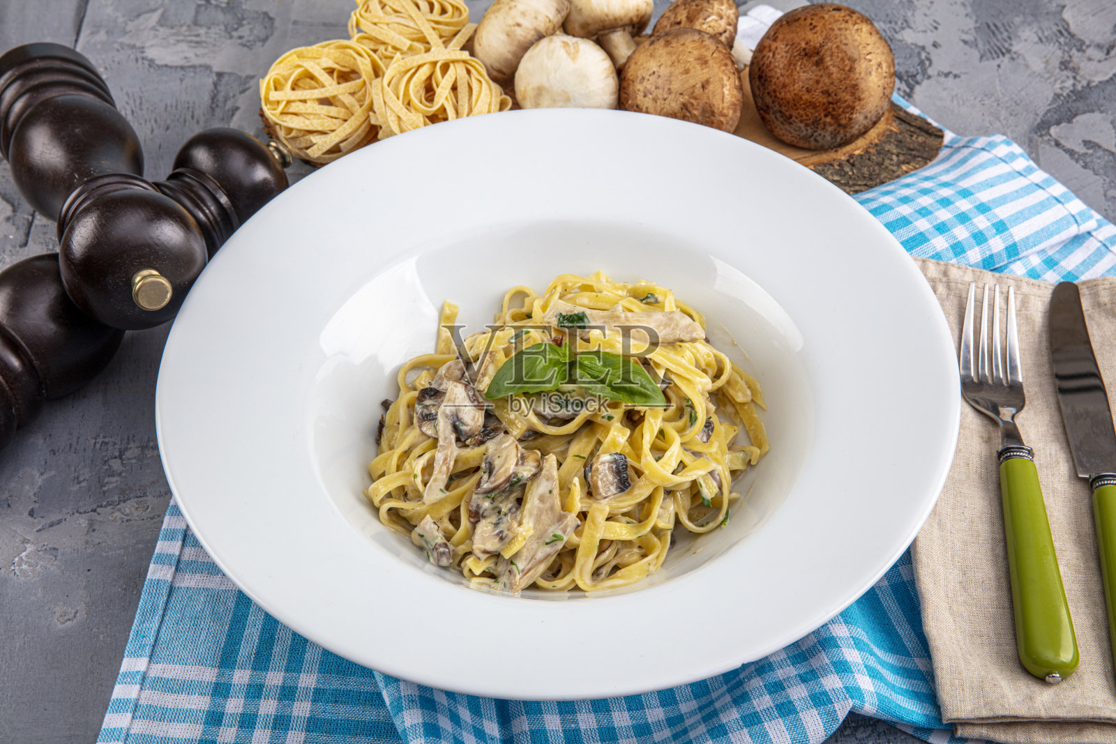 俯视图奶油蘑菇宽面阿尔弗雷多意大利面。照片摄影图片