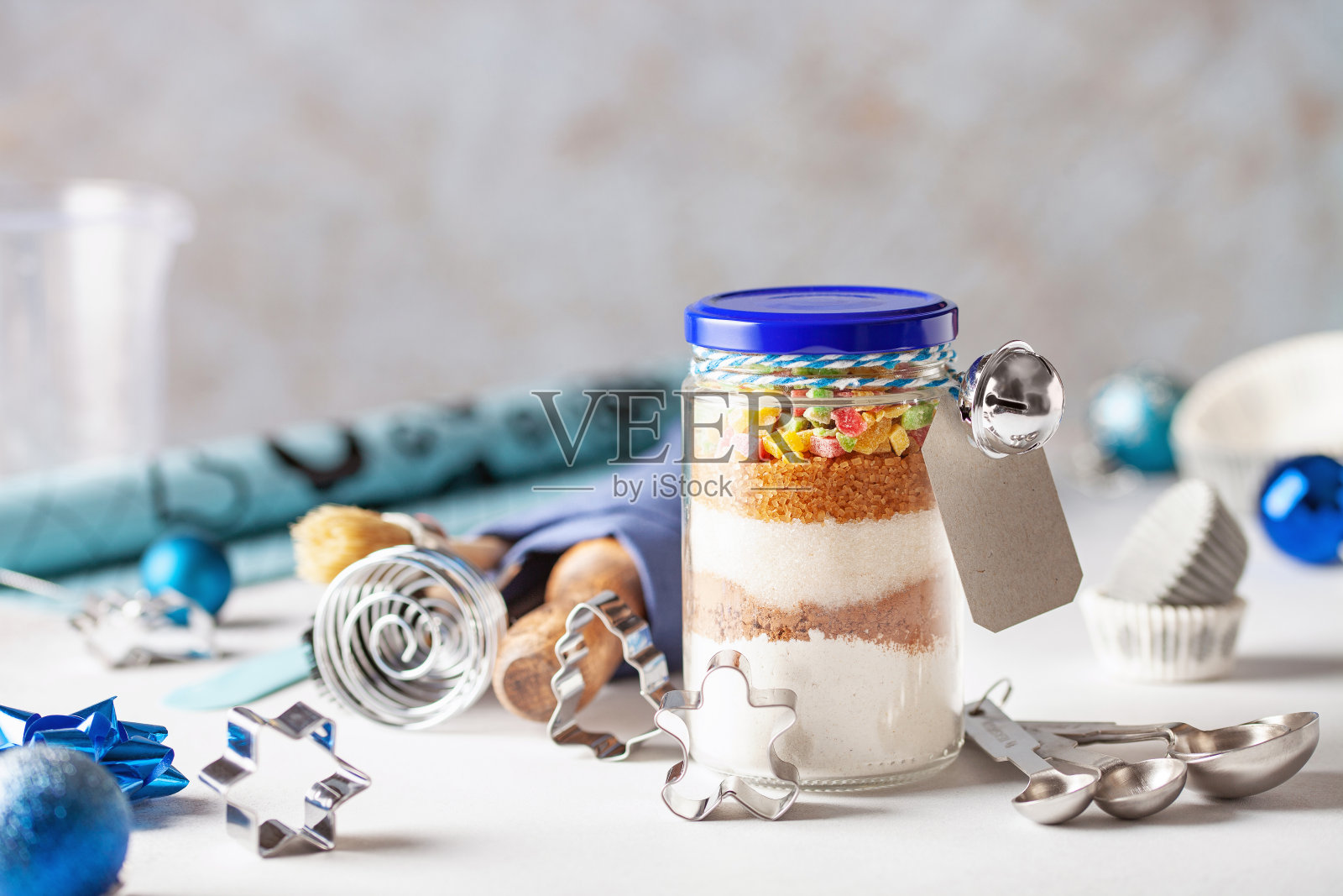 圣诞饼干的原料，放在一个罐子里的节日背景。生态友好的概念照片摄影图片