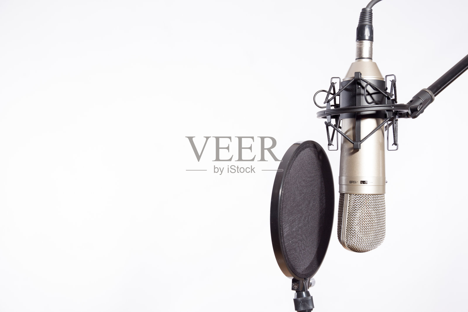 白色背景下的麦克风照片摄影图片