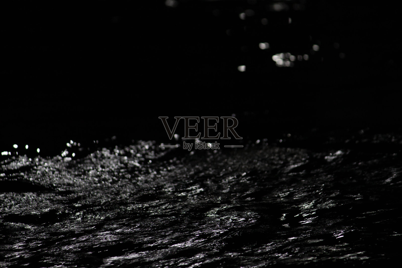 清澈的河水缓缓流过泰国乡村的天然岩石海滩，美丽的景色。抽象的自然背景。照片摄影图片