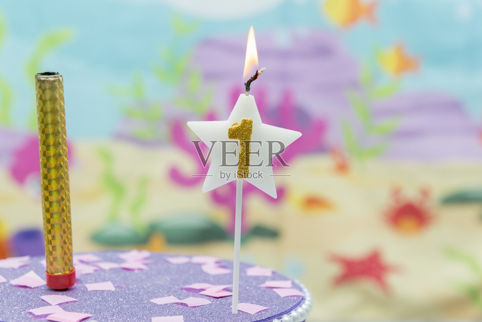 点燃星形生日蜡烛照片摄影图片