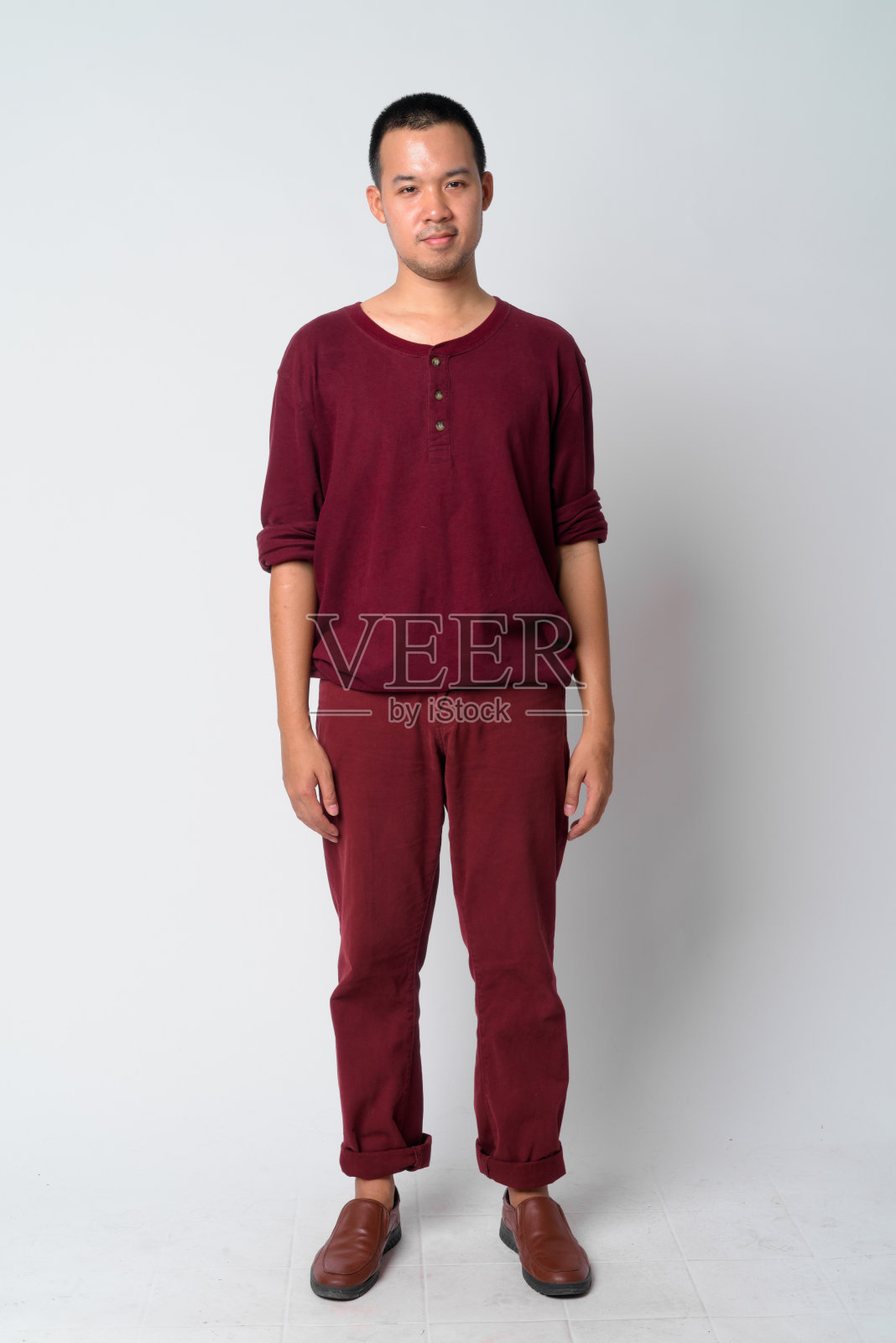 年轻亚洲男子的全身照片照片摄影图片