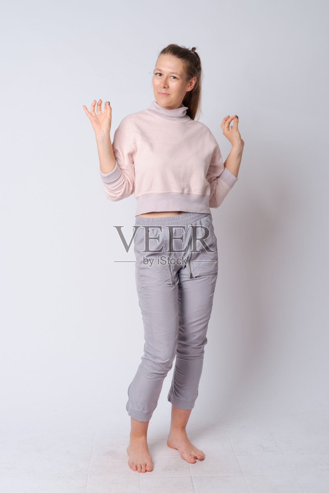 年轻美丽的女人的全身照片照片摄影图片