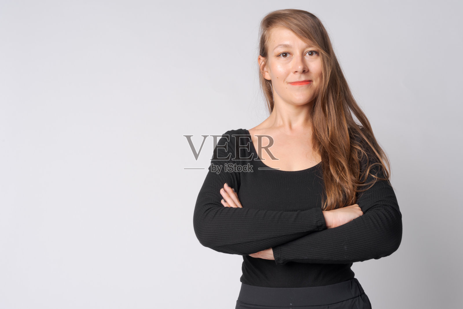 年轻美丽的女商人双臂交叉的肖像照片摄影图片