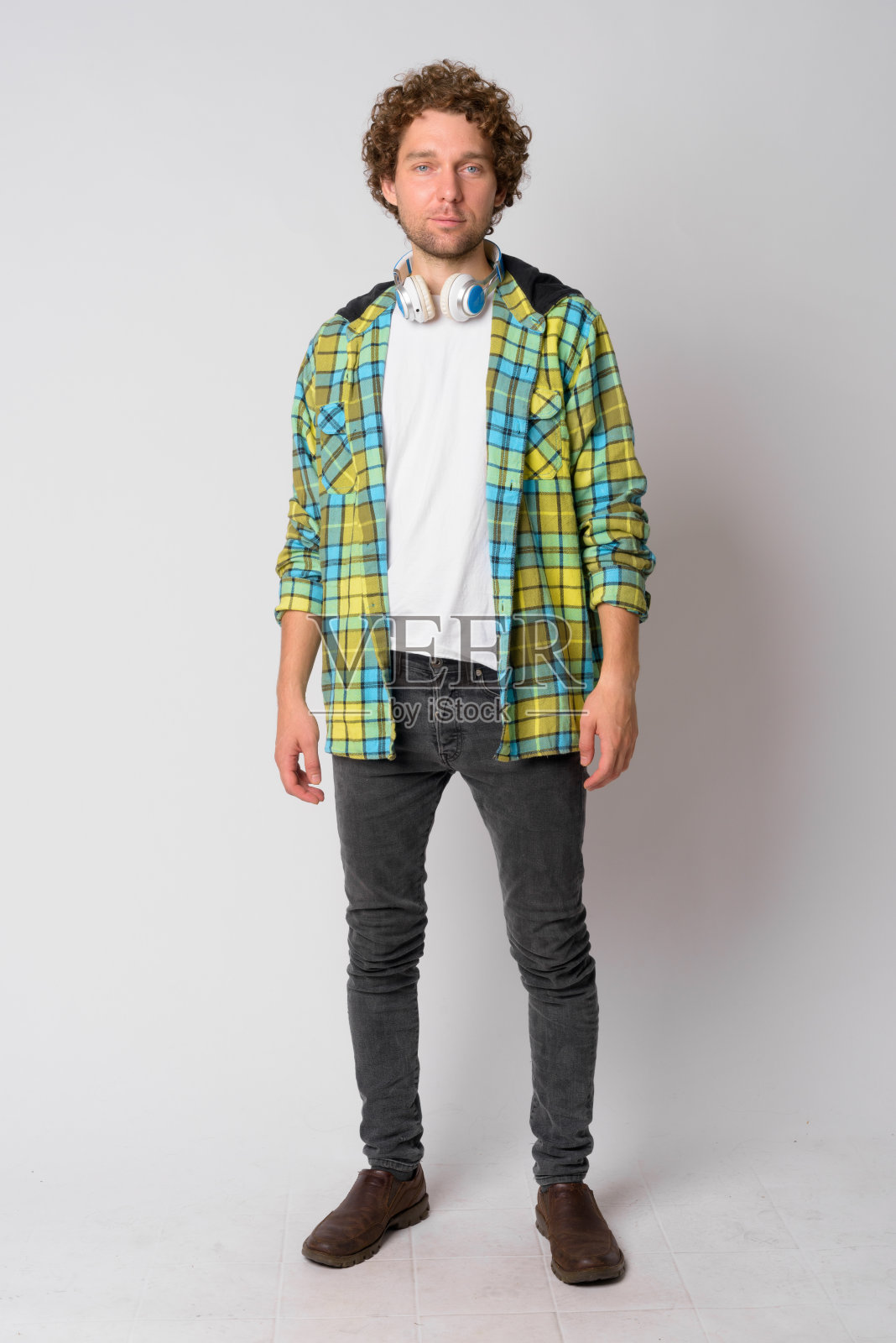 全身照片英俊的潮人与卷发照片摄影图片