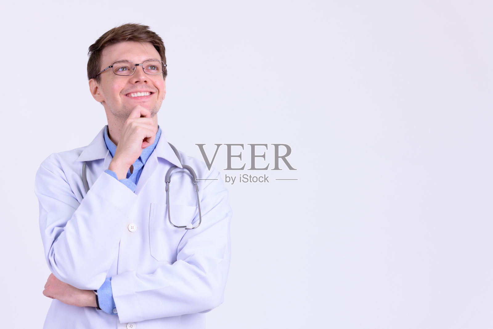 肖像的快乐年轻英俊的男子医生思考照片摄影图片