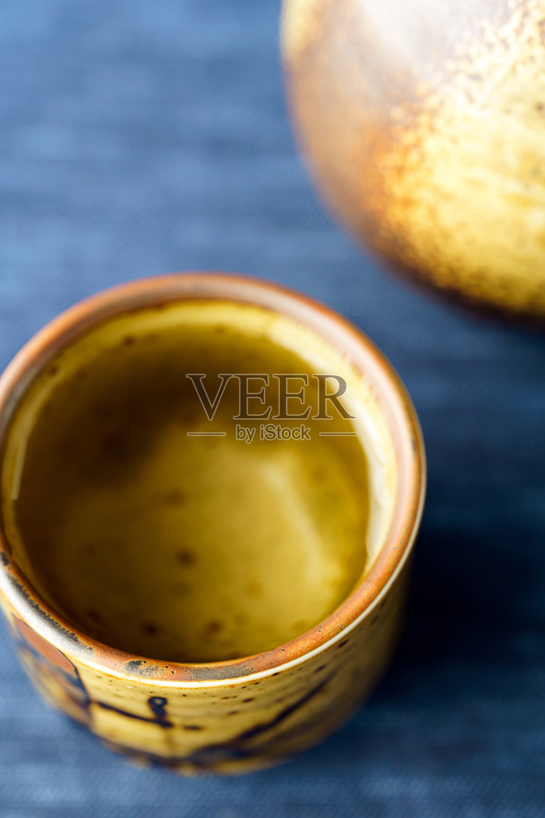 日本热饮“米酒”。清酒是日本的国酒。照片摄影图片