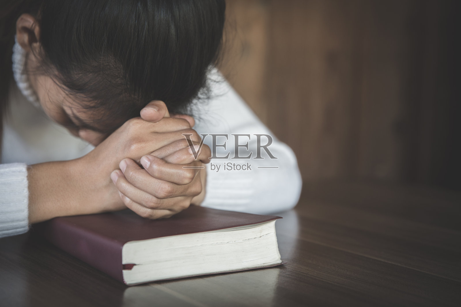 祈祷的手。圣餐疗法，祈求上帝的祝福，帮助忏悔，天主教复活节的四旬斋，心理祈祷。基督教宗教概念背景。照片摄影图片