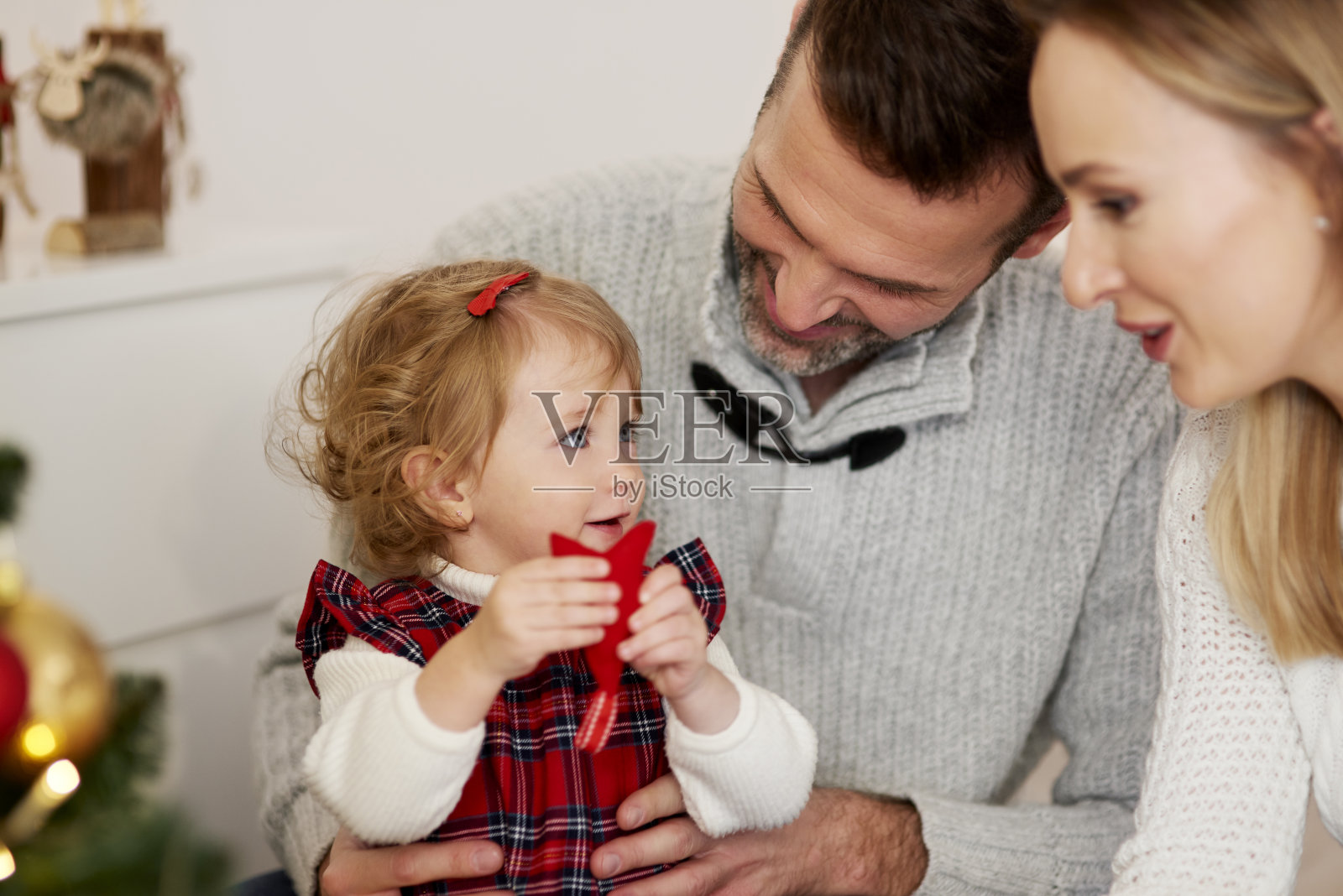 一家人一起装饰圣诞树照片摄影图片