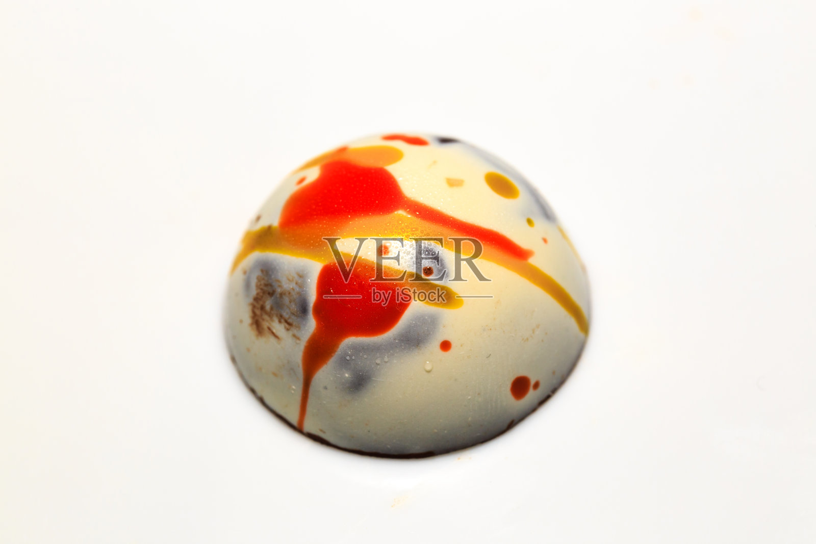 美丽的巧克力方块放置在白色背景视图照片摄影图片