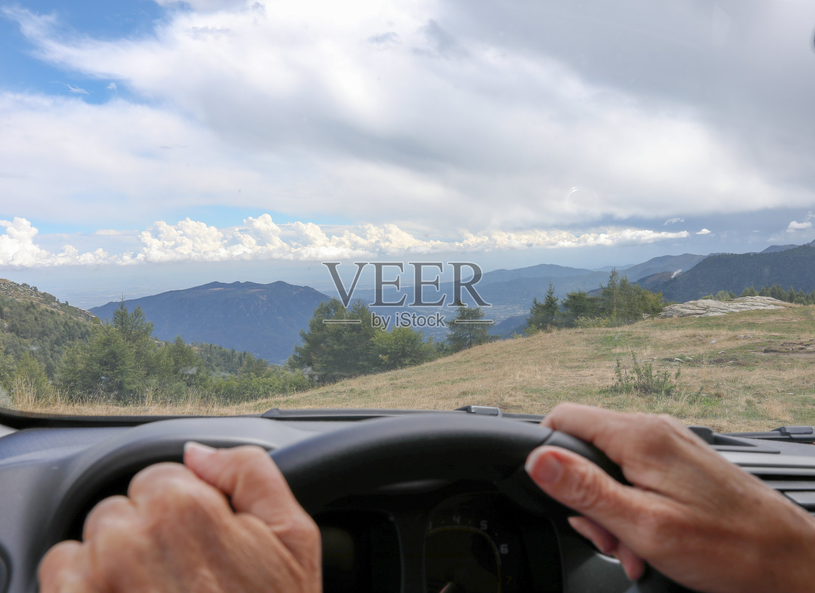 当女人开车时，从她的手旁边看过去照片摄影图片