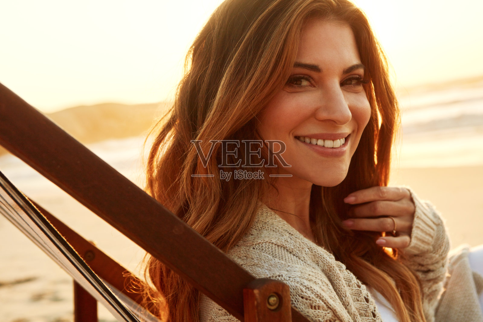 在海滩上我感到舒适照片摄影图片