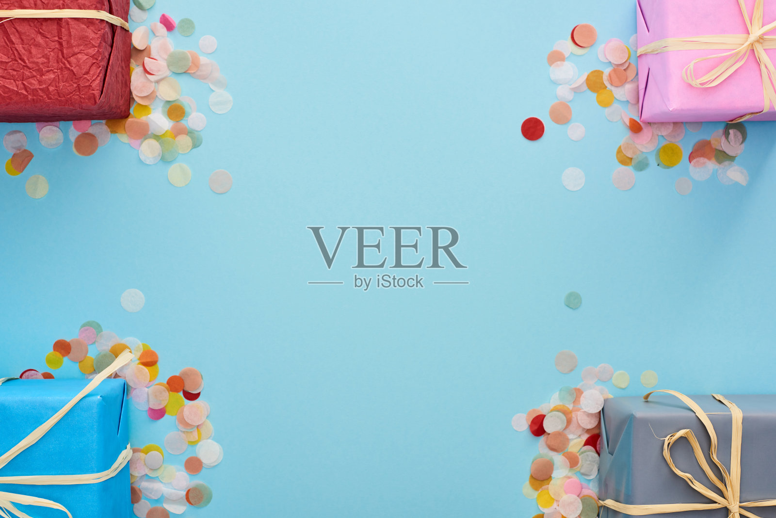 俯视图包装的礼物附近彩色纸屑蓝色照片摄影图片