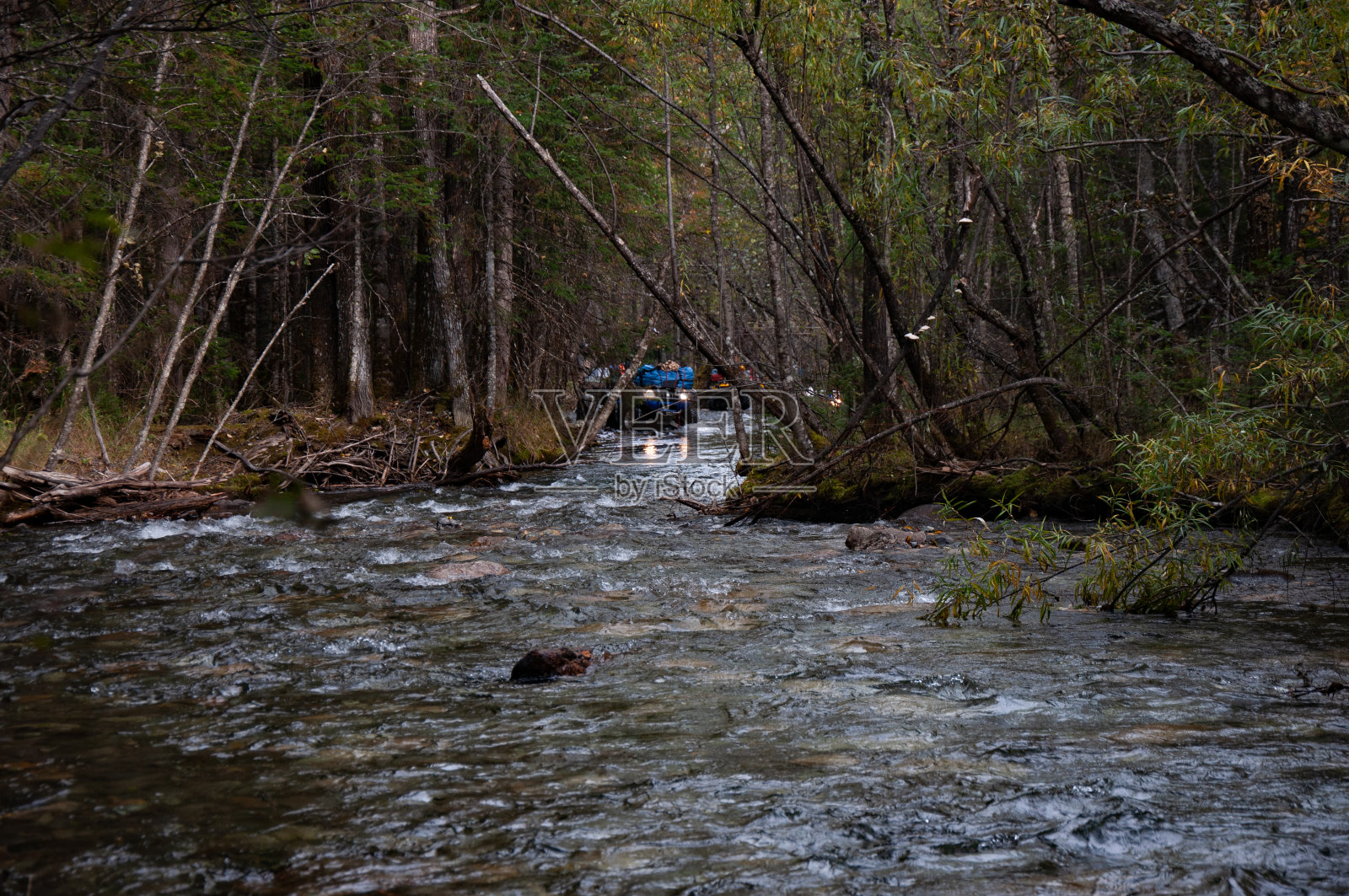 探险中的全地形车克服了水障碍照片摄影图片