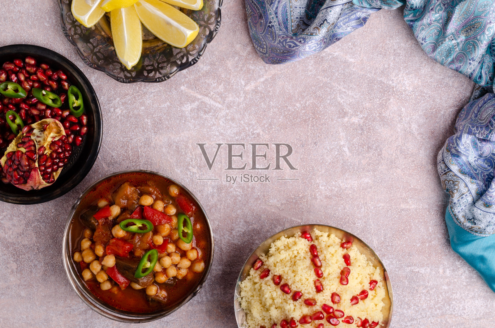 炖蔬菜配鹰嘴豆和古斯米照片摄影图片