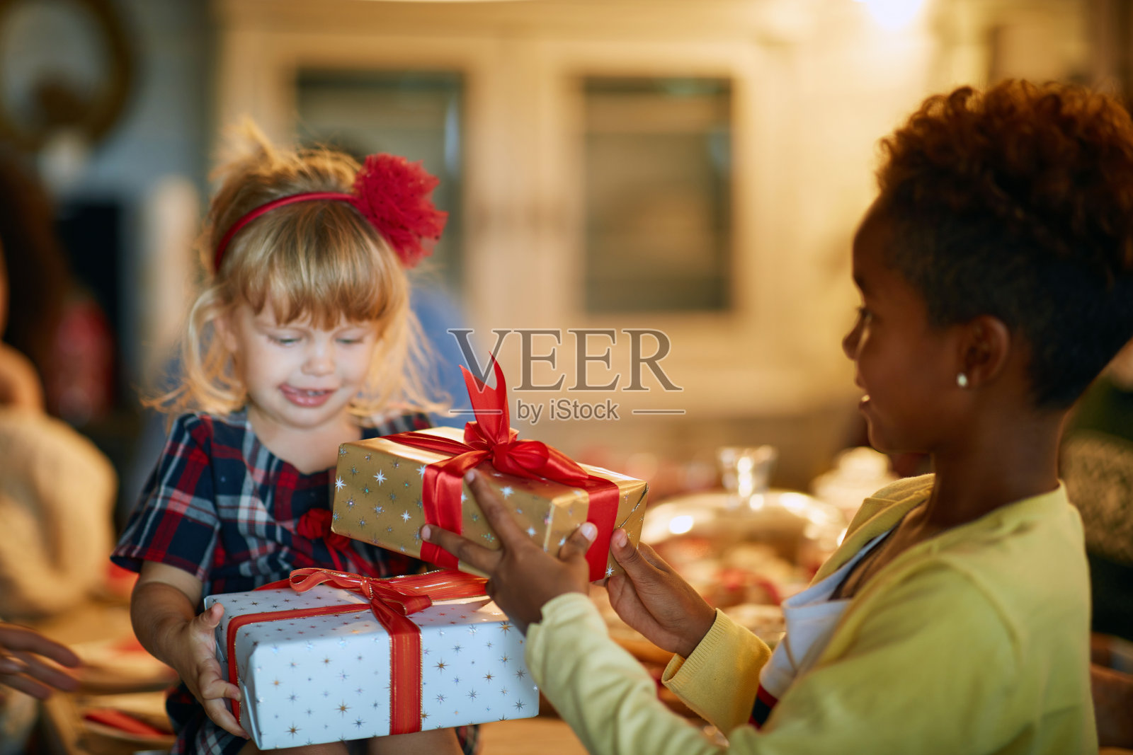 未来的好朋友互赠圣诞礼物照片摄影图片