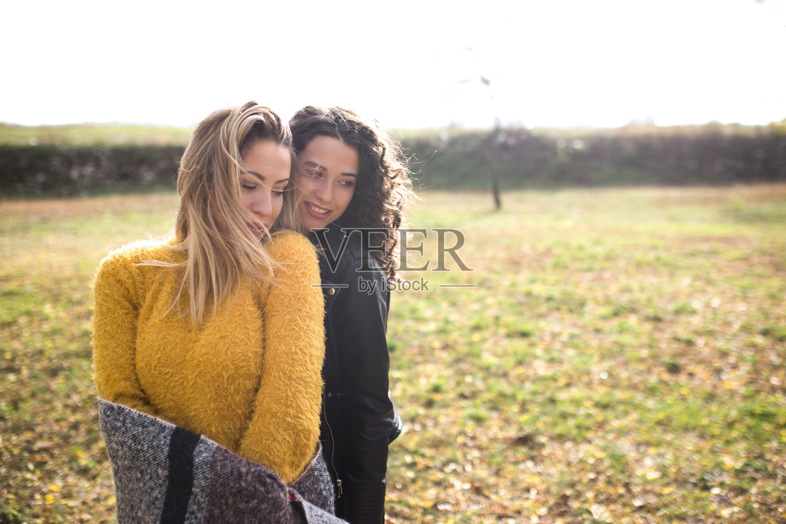 两个美丽的年轻女子正在享受秋日照片摄影图片
