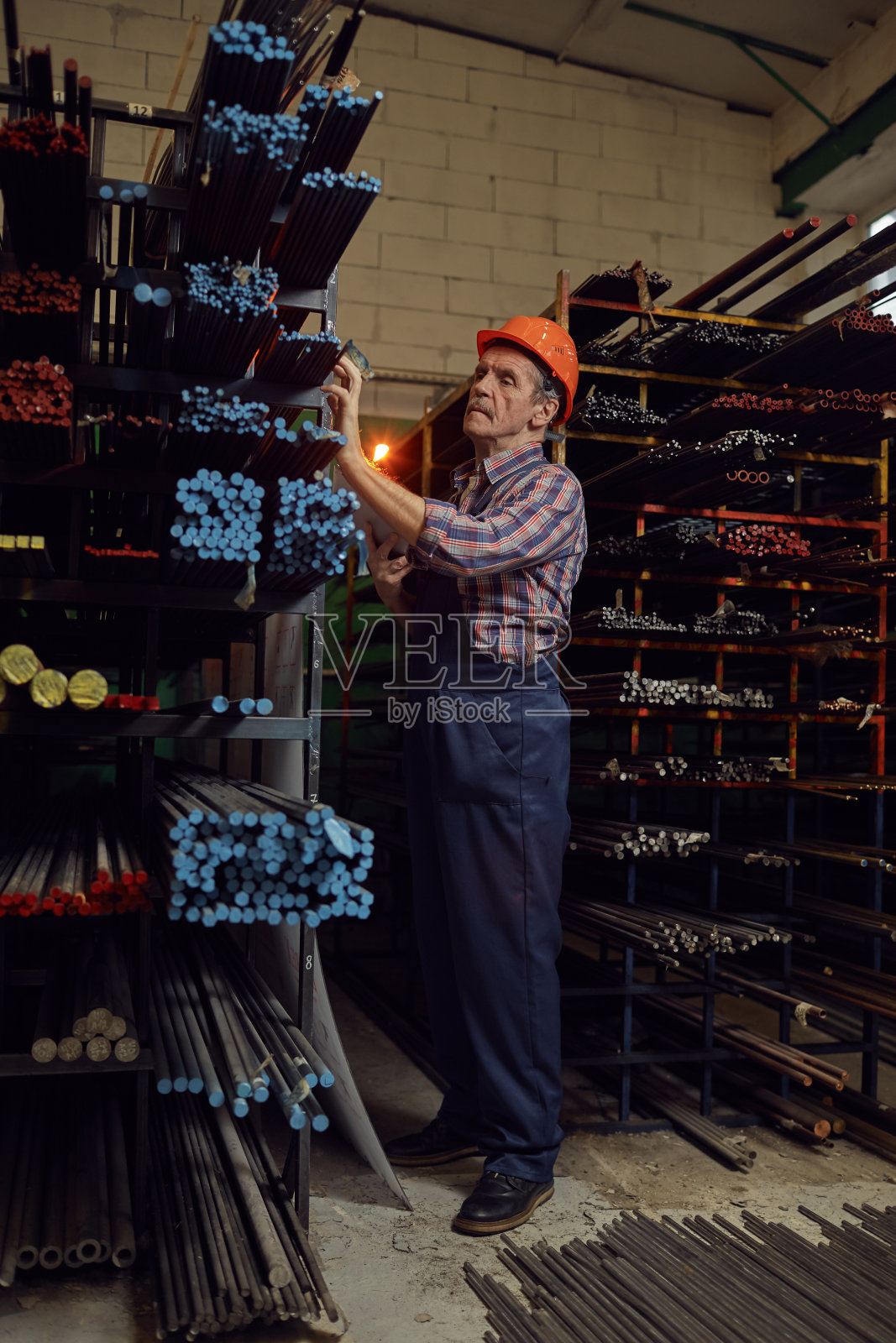 工人与金属管道工作照片摄影图片