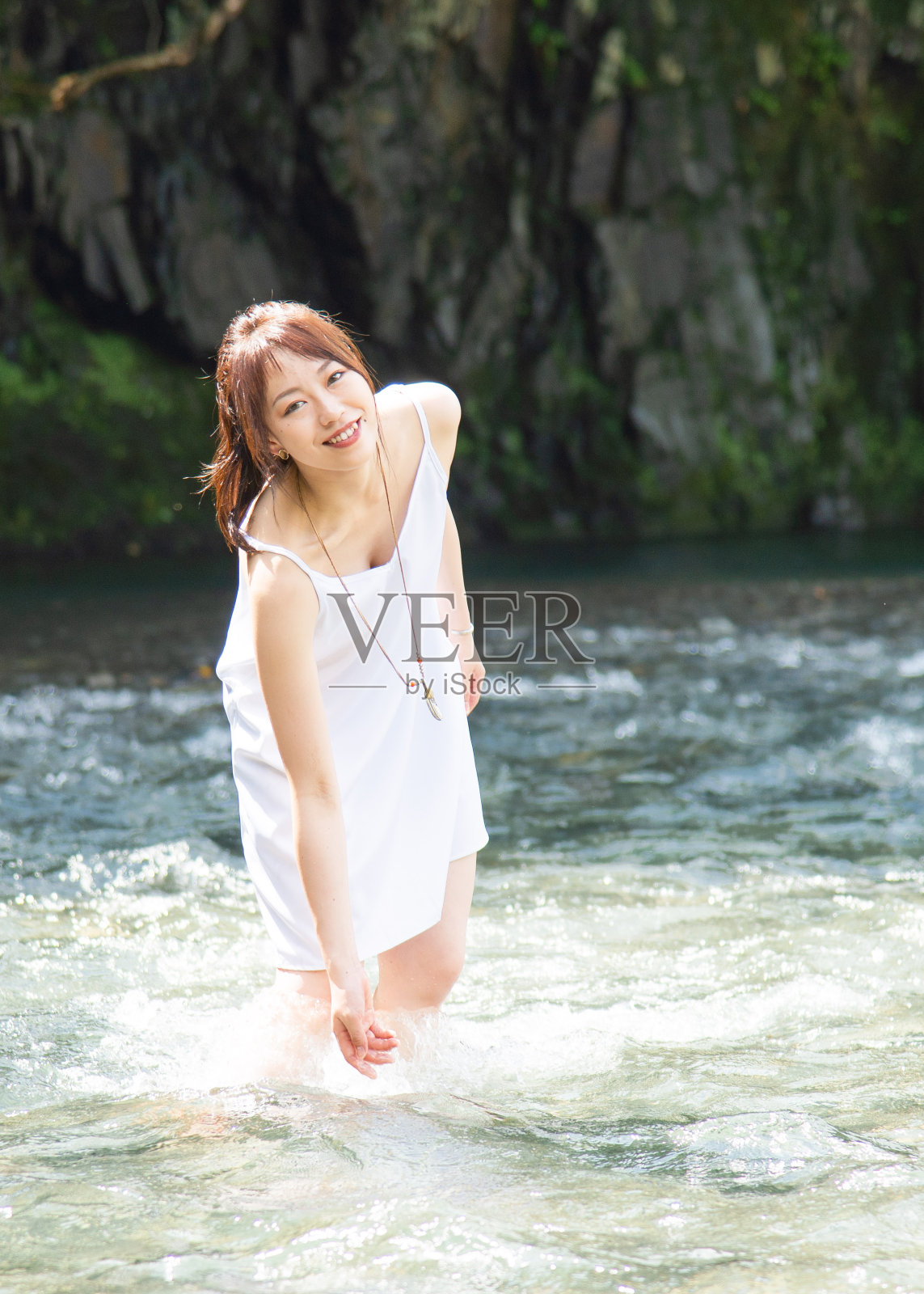 站在河边的女人照片摄影图片