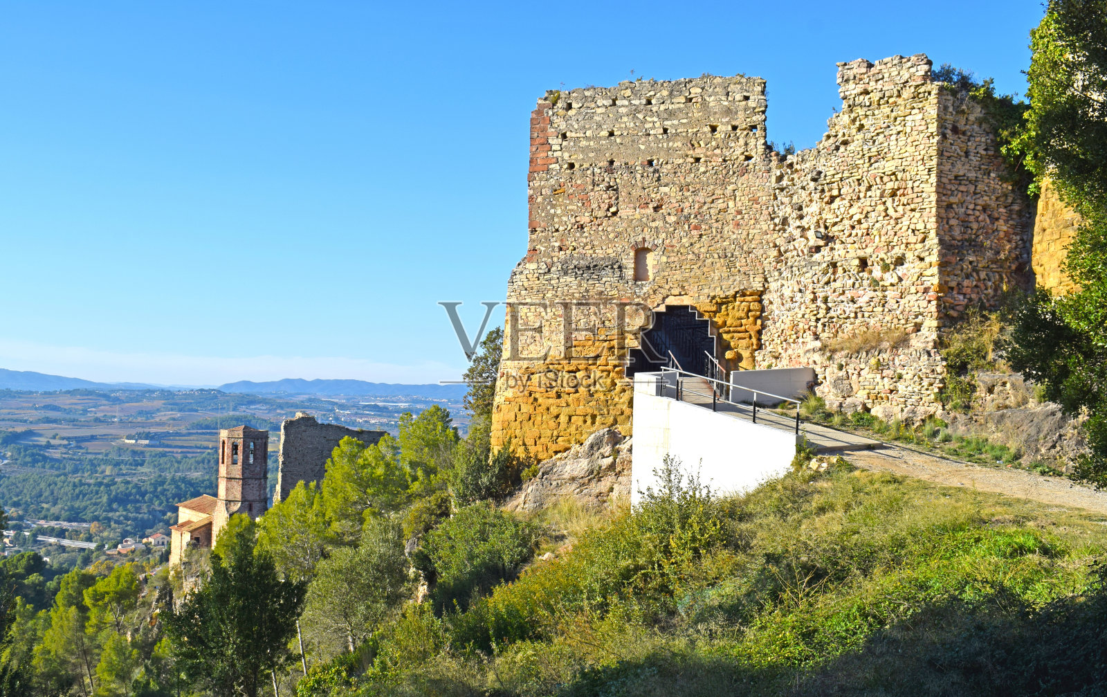 西班牙巴塞罗那的格里达城堡和教堂照片摄影图片