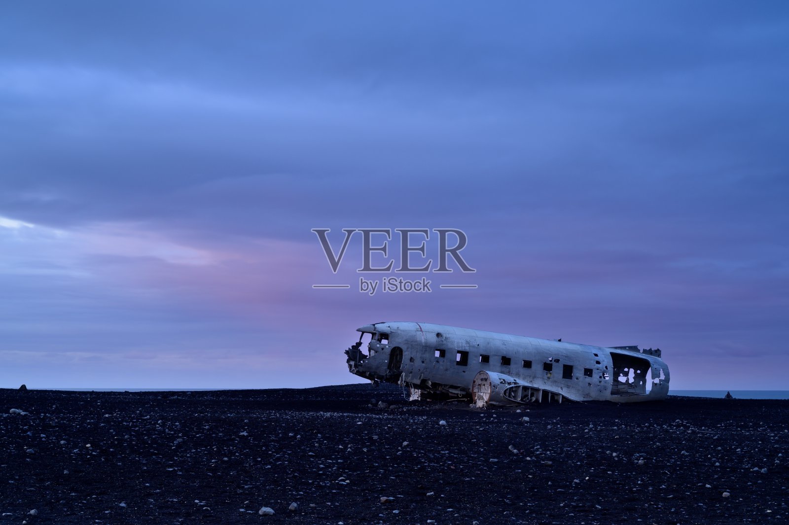 被遗弃的DC飞机在冰岛南部的索尔海马山迪尔。照片摄影图片