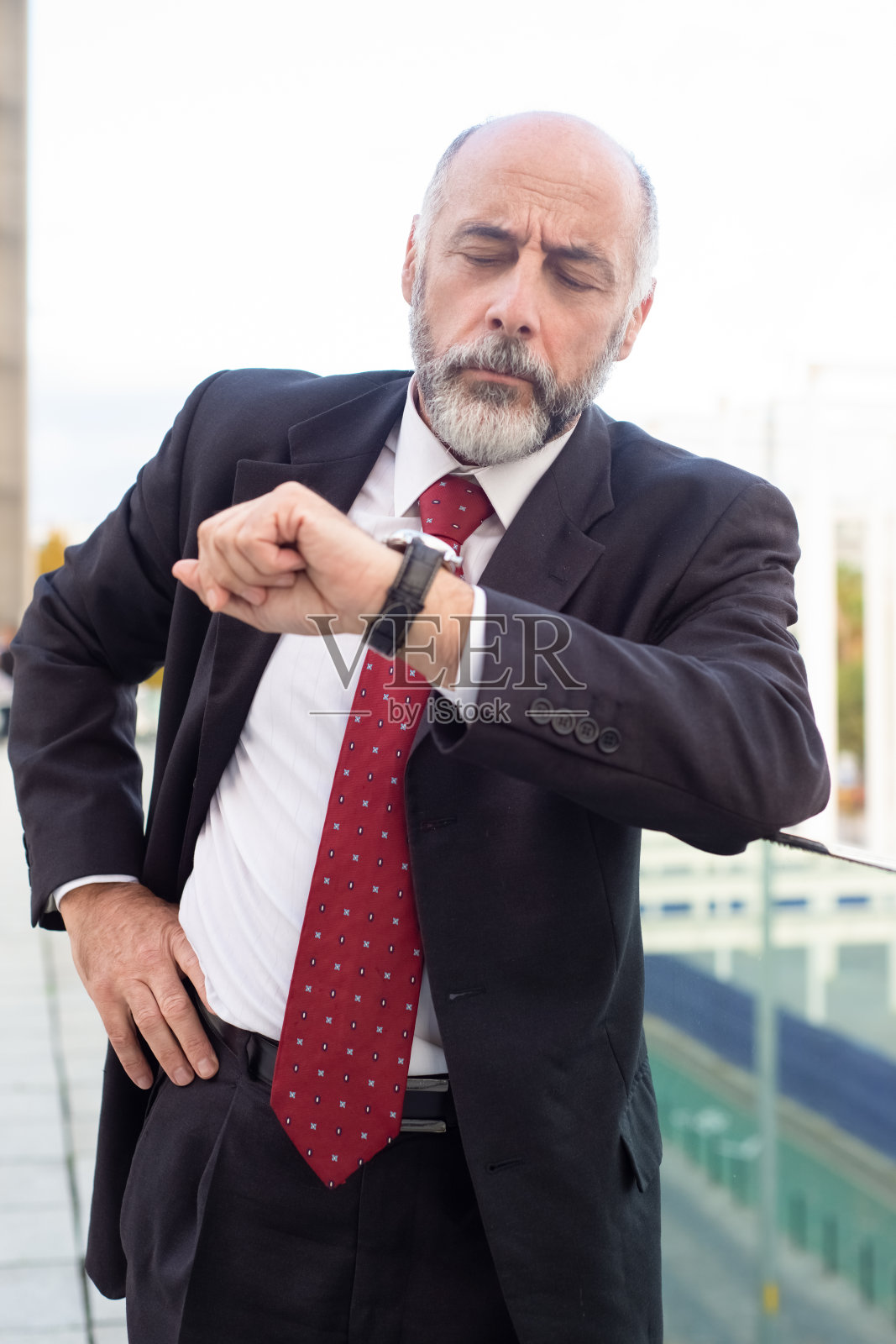 严肃专注的商人在办公室附近咨询照片摄影图片