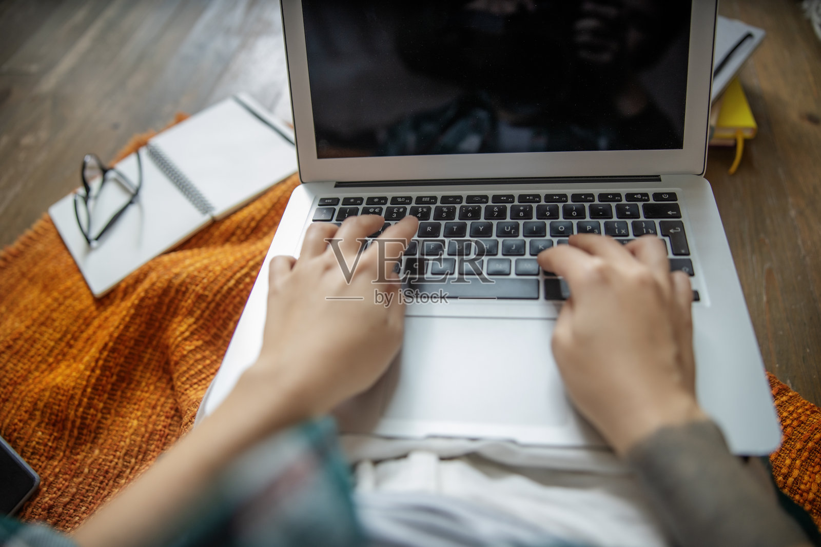 女人手部特写：在笔记本电脑上打字照片摄影图片