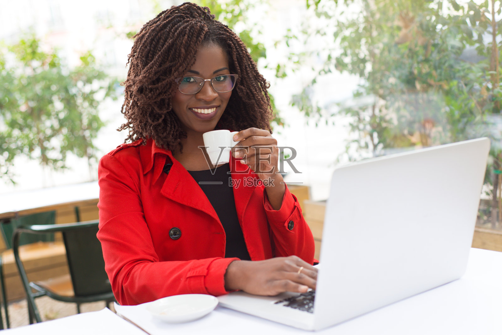 喝咖啡用笔记本电脑的女人照片摄影图片