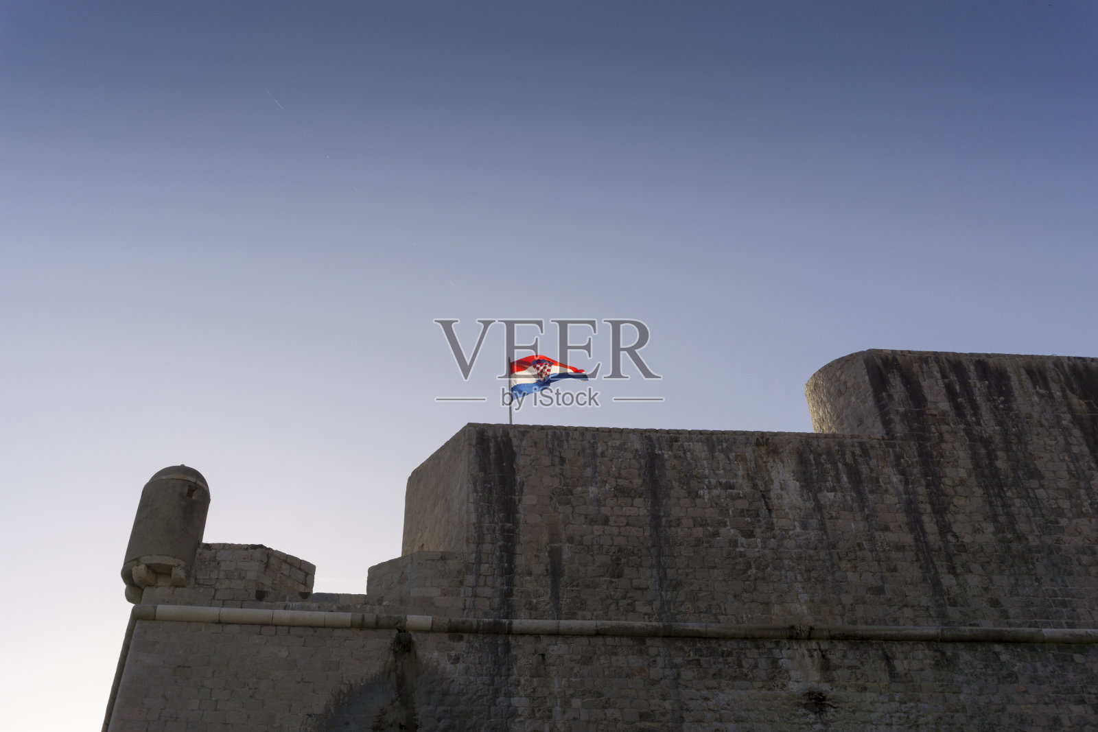 杜布罗夫尼克城墙上的克罗地亚国旗照片摄影图片