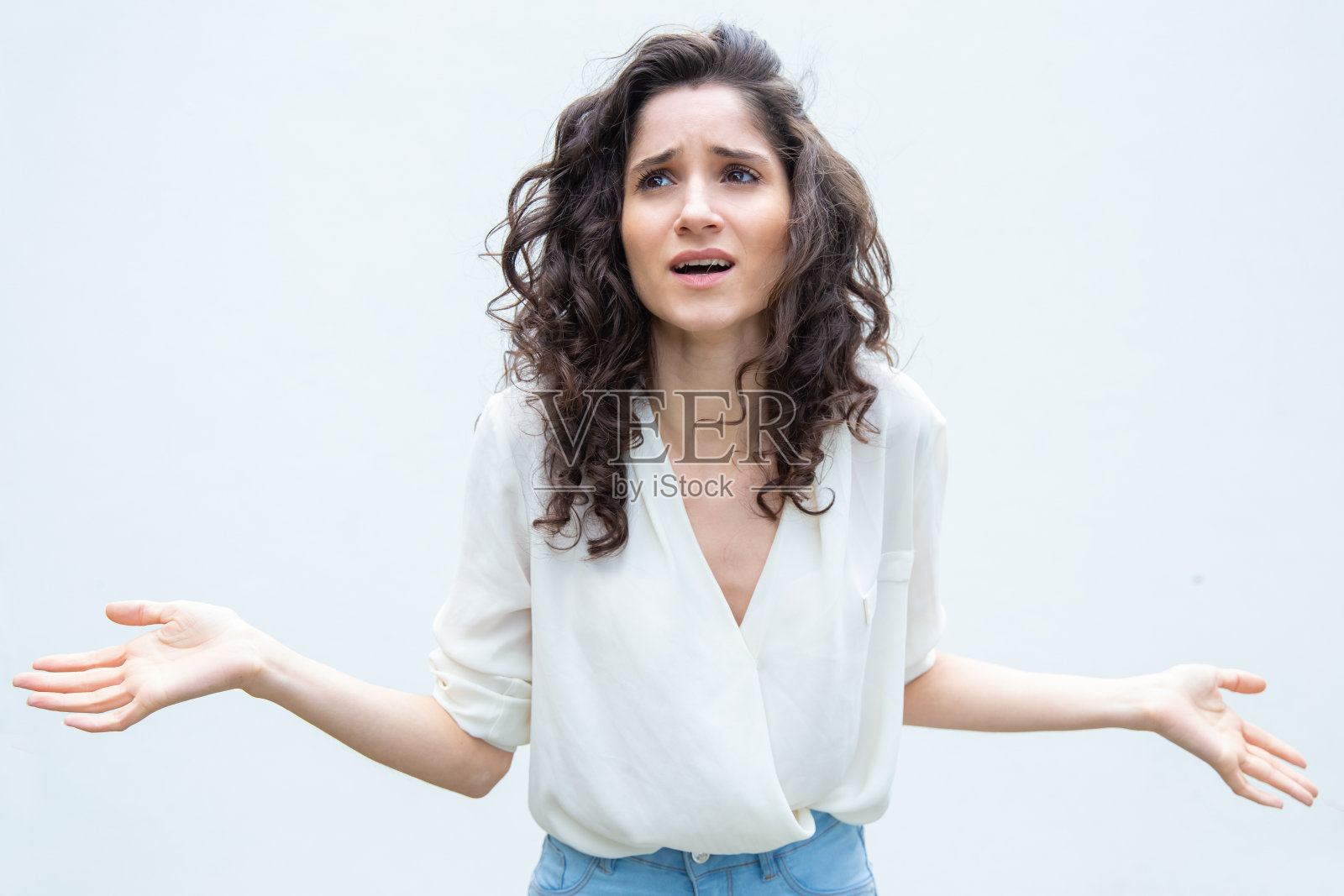 困惑的女人耸了耸肩，抬起头来照片摄影图片