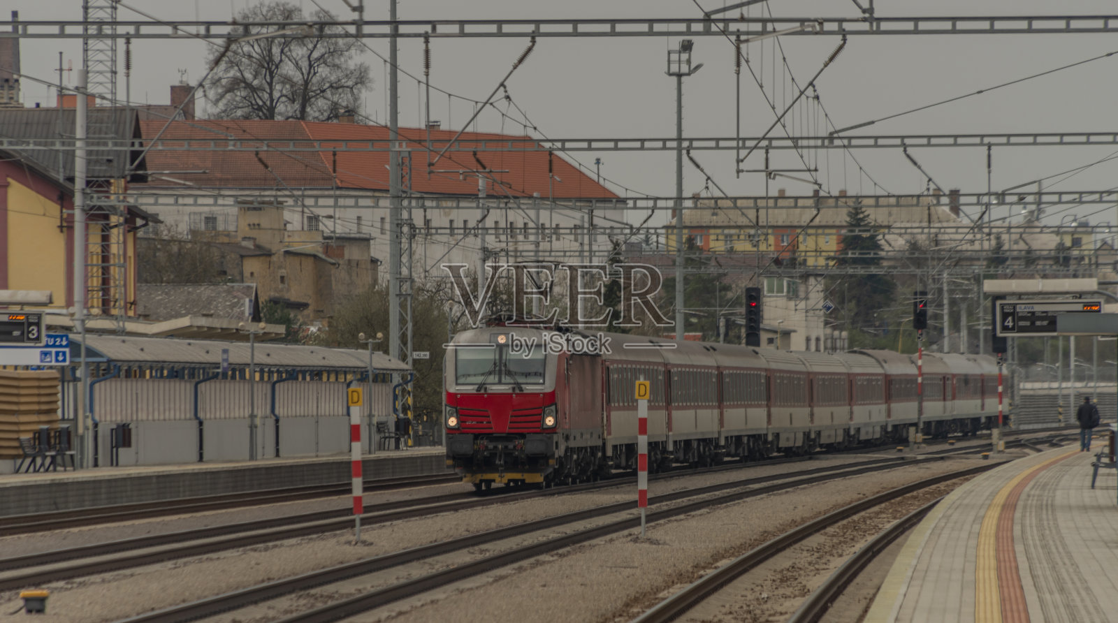 伊拉瓦站的红色现代电动快速客运列车照片摄影图片