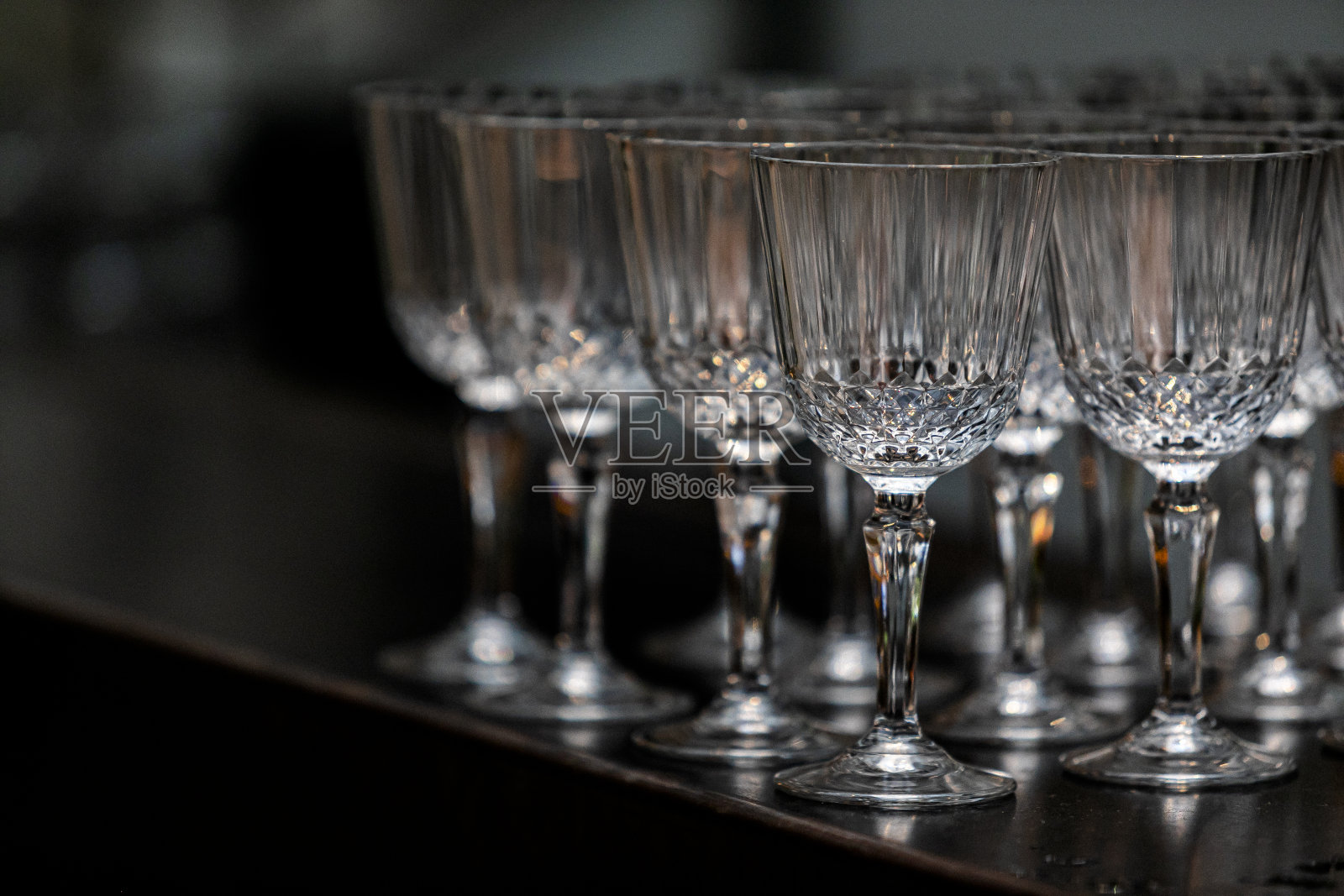 晚餐、派对、婚礼或圣诞节的精美葡萄酒杯摆设照片摄影图片