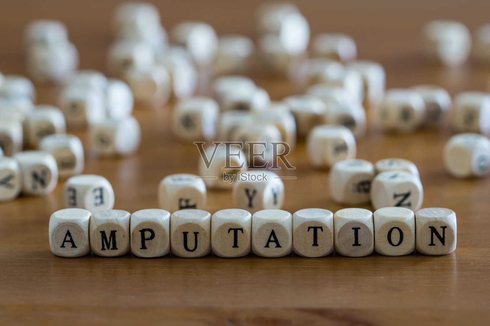 用木方写的截肢照片摄影图片