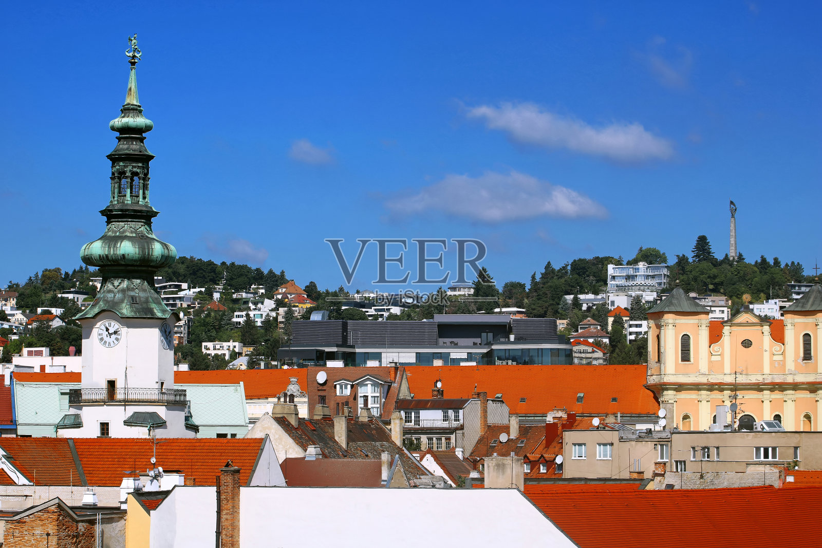 从高处俯瞰：斯洛伐克布拉迪斯拉发老城区，迈克尔门（左）与圣三一教堂（右）照片摄影图片