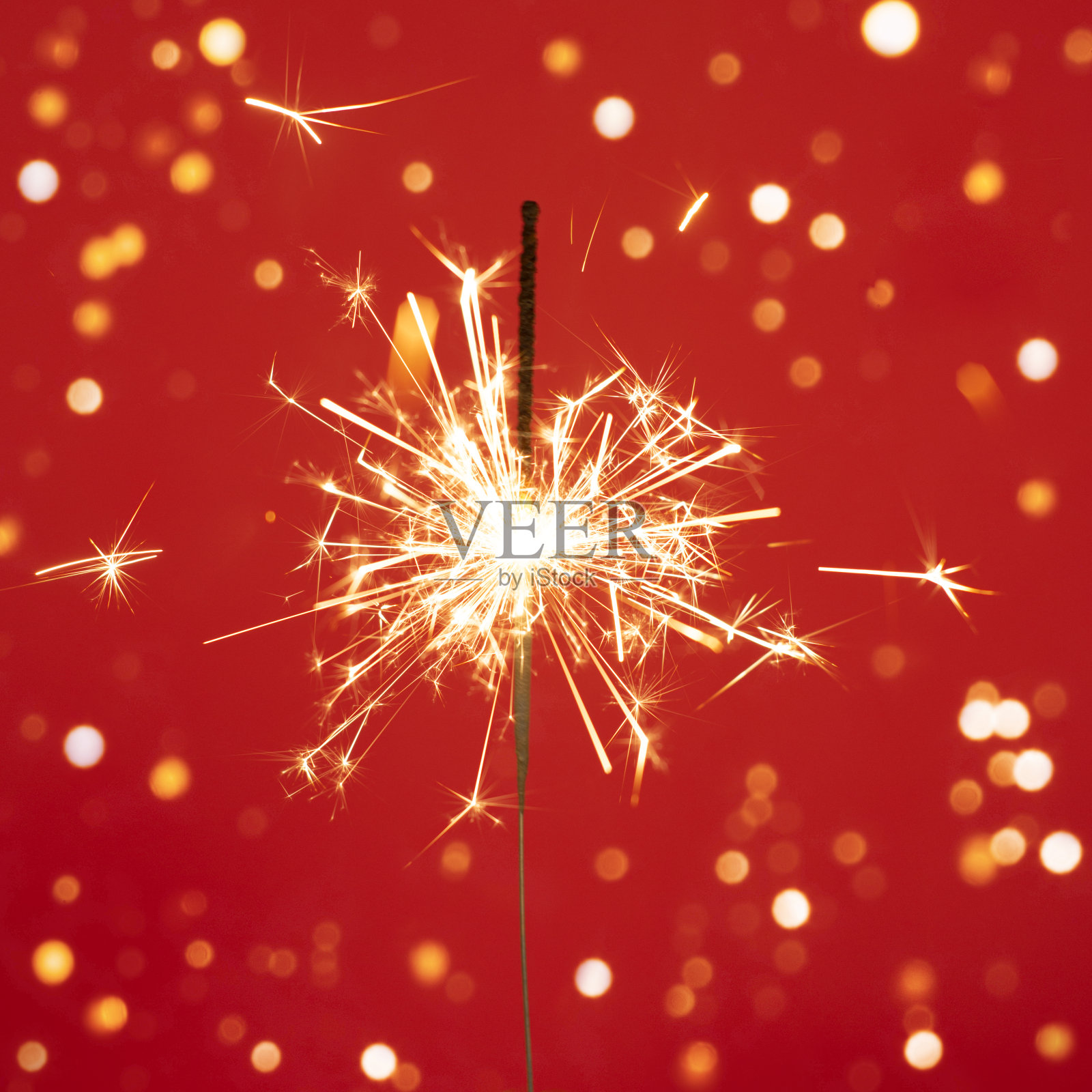 近距离的明亮燃烧的火花在粉红色的背景与许多火花。新年快乐概念照片摄影图片