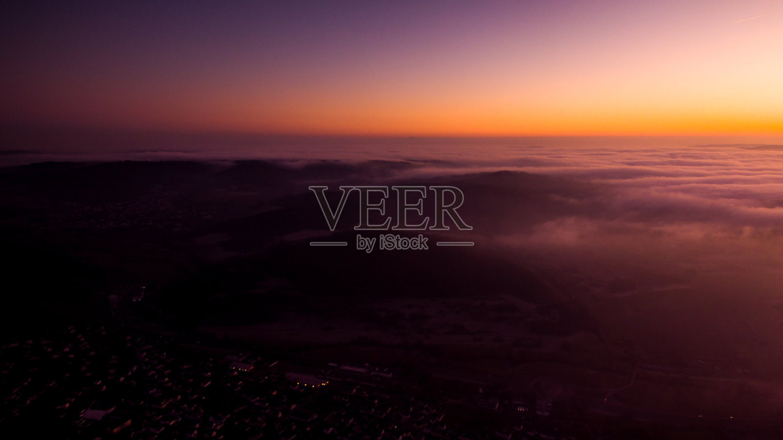 在傍晚的太阳上看云照片摄影图片