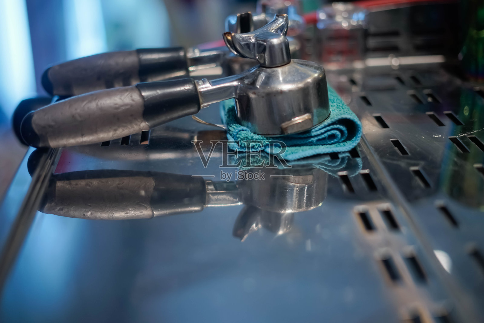 咖啡把手放在意式咖啡机上照片摄影图片