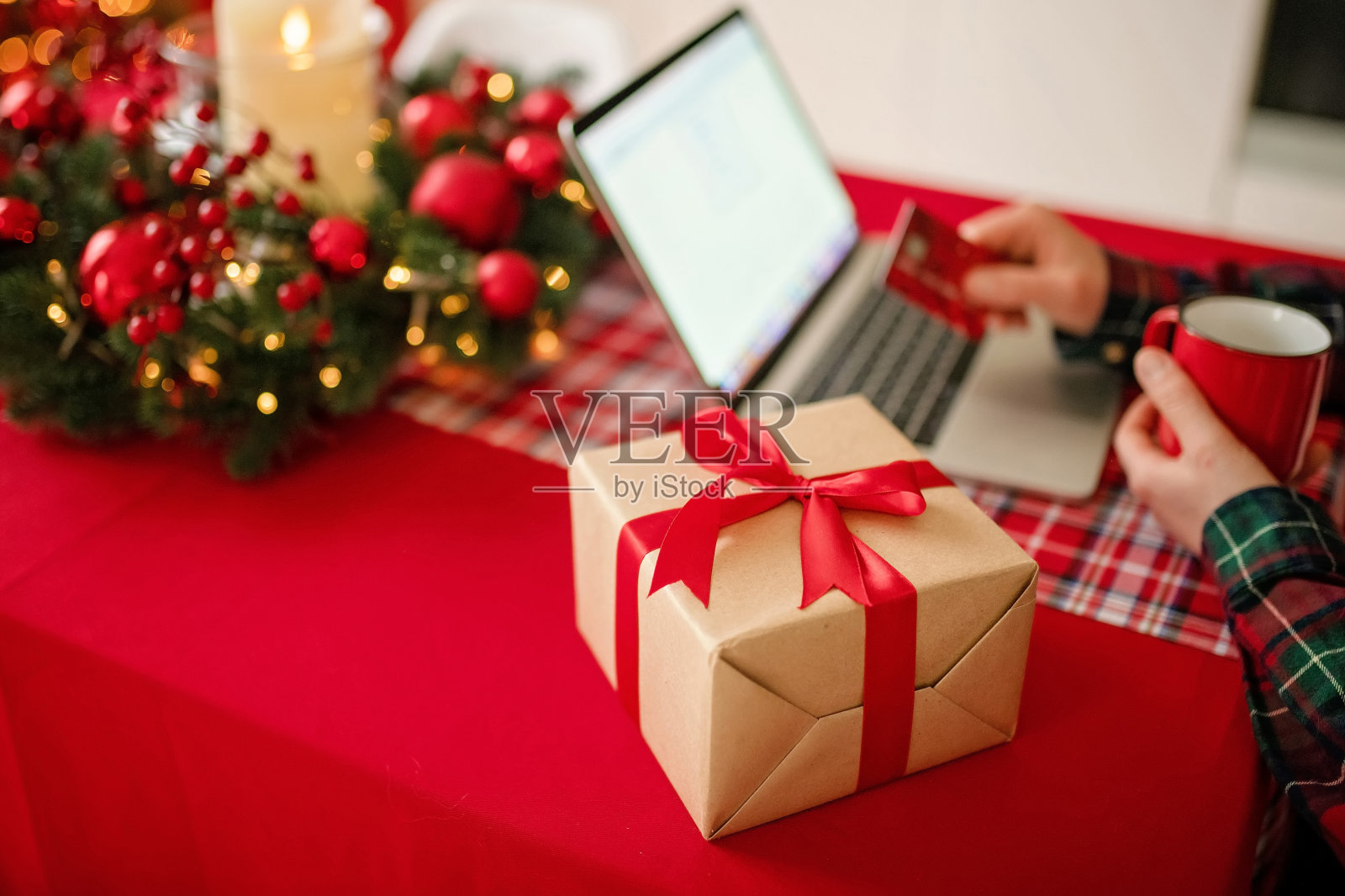 年轻男子在笔记本电脑上进行节日礼物网购。圣诞快乐，新年快乐照片摄影图片