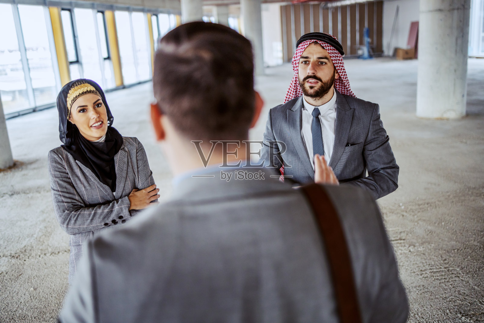 房地产中介与外国投资者洽谈购楼优势照片摄影图片