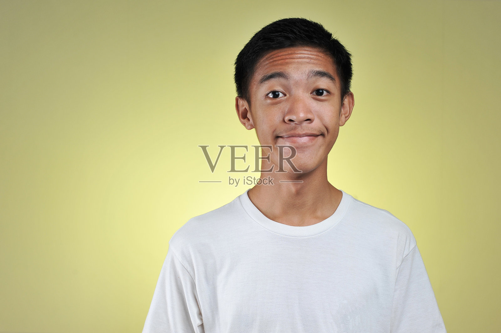 微笑的年轻亚洲男人特写肖像照片摄影图片