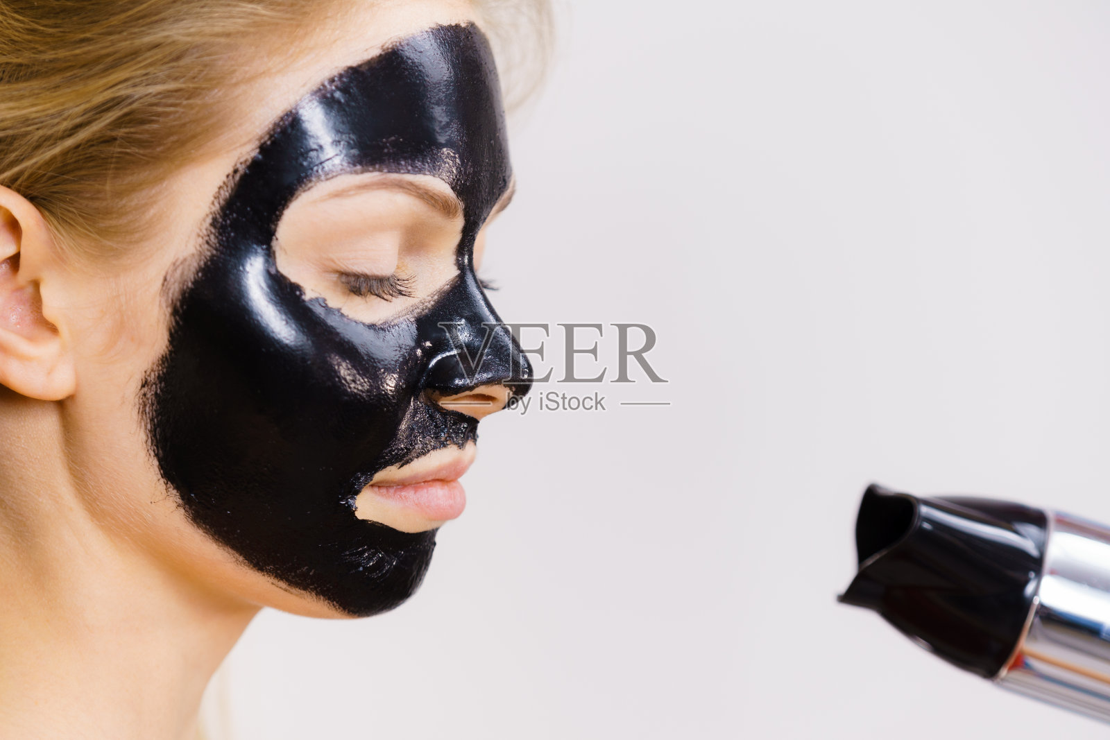 女孩使用撕拉式面膜照片摄影图片