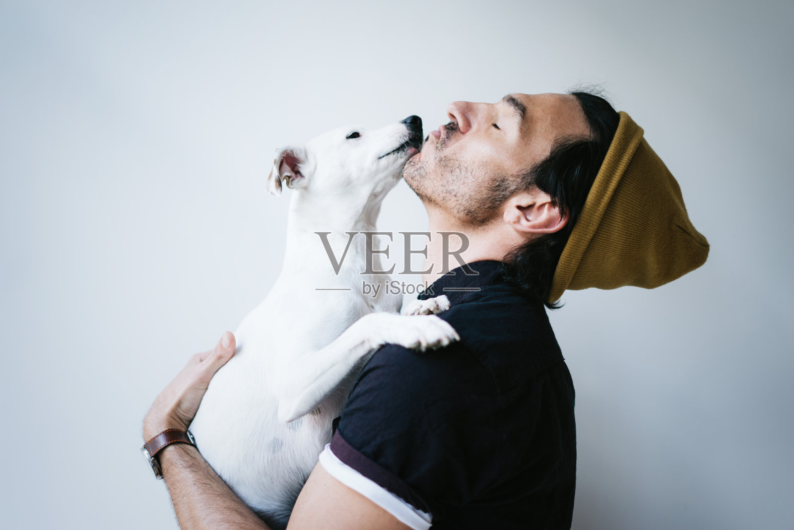 一个男人和他的狗的肖像照片摄影图片