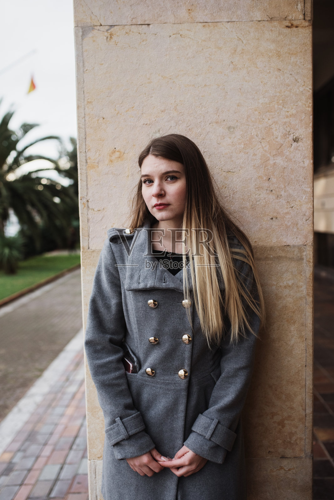 一个年轻女人的肖像，金发，穿着冬天的衣服照片摄影图片