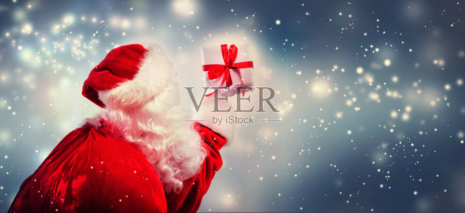 圣诞老人拿着圣诞礼物照片摄影图片