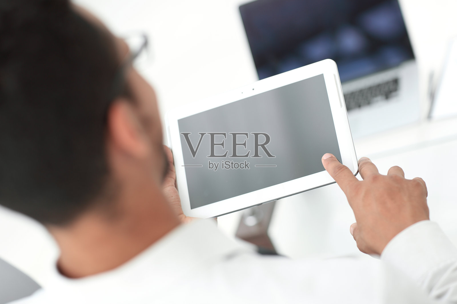 后面的观点。现代人使用数字平板电脑照片摄影图片