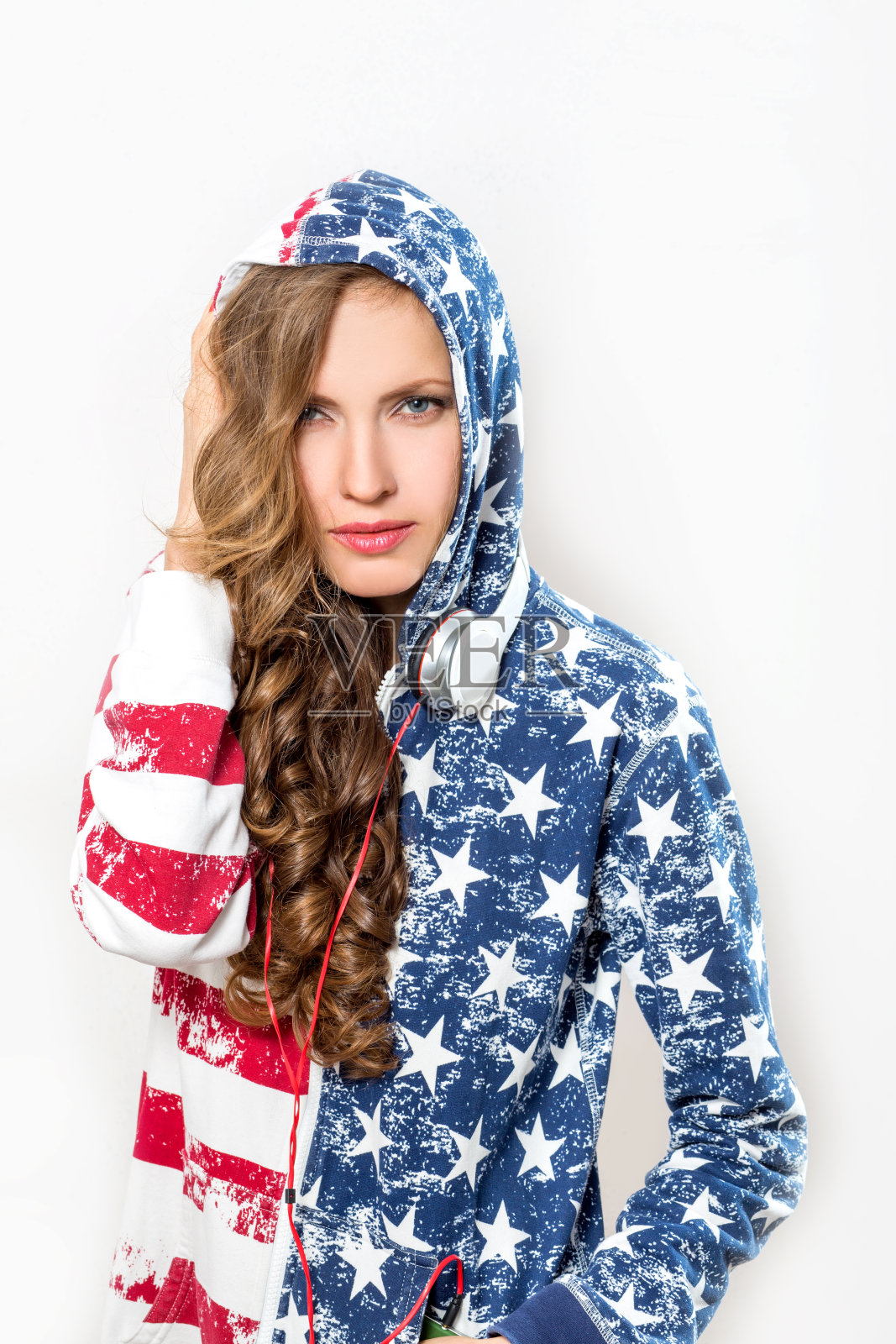 身着美国国旗色服装的年轻女人在听音乐照片摄影图片