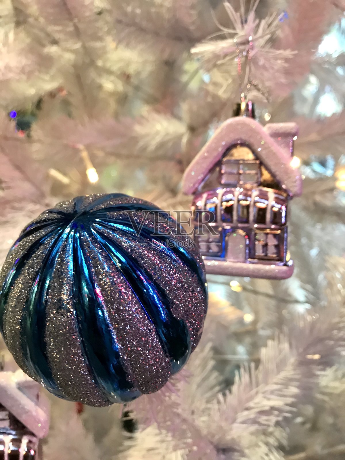 圣诞树和新年装饰品照片摄影图片