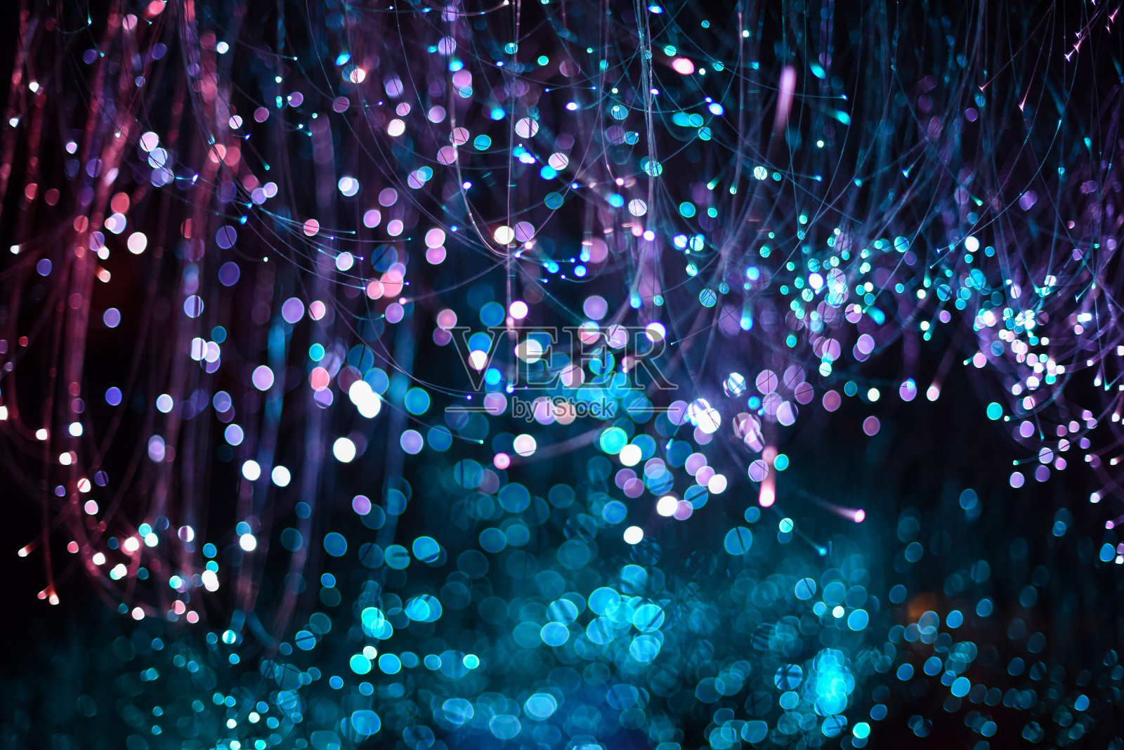 抽象模糊金色多色闪光散景背景。黑暗的背景。喜庆的圣诞背景。庆祝聚会照片摄影图片