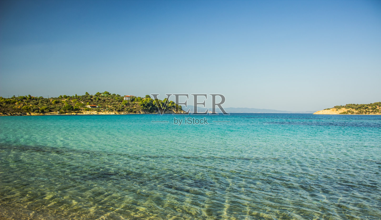 希腊海滩舒适的爱琴海泻湖透明的蓝绿色浅水与地平线背景视图岛屿海岸线在夏天晴朗的天气一天照片摄影图片