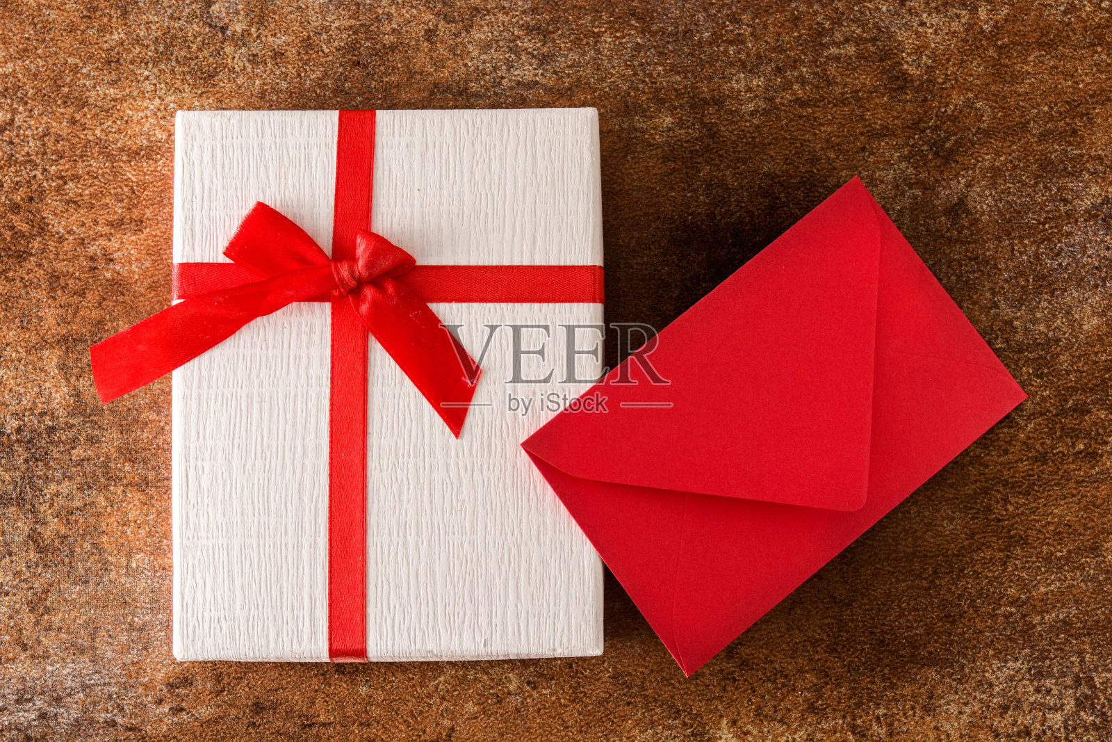 礼品盒和红信封照片摄影图片